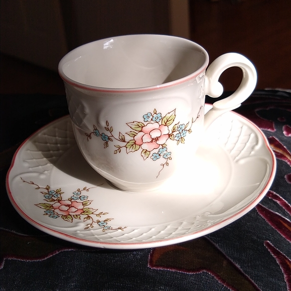 5 Pair Villeroy and Boch Demitasse Cups and Saucers - Picture 5 of 9